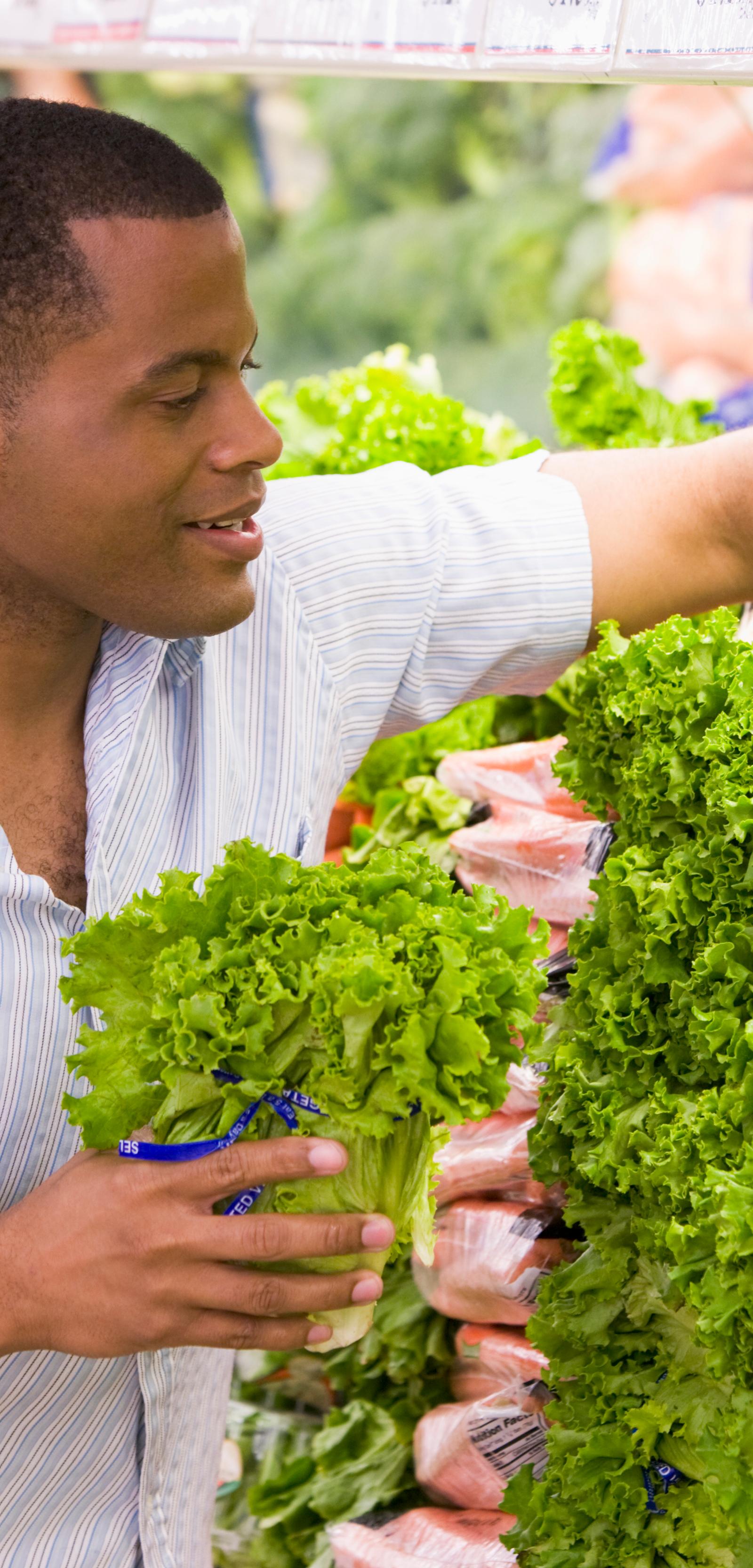 Rio Residents Stretch Budgets: Seasonal Produce Cuts Food Costs Significantly